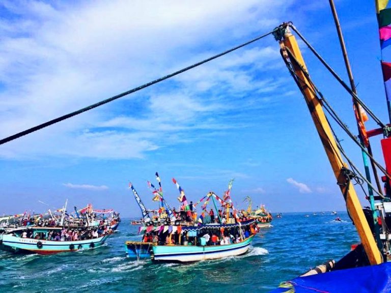 Tradisi Lomban Jepara Melarung Kepala Kerbau Ke Laut