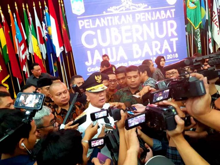 Gubernur Iriawan Sapa Wartawan Gedung Sate