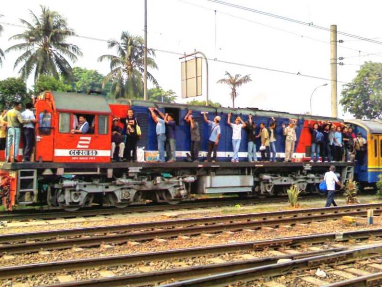 Agar Bisa Pulang Rela Berdiri Ditoilet Kereta