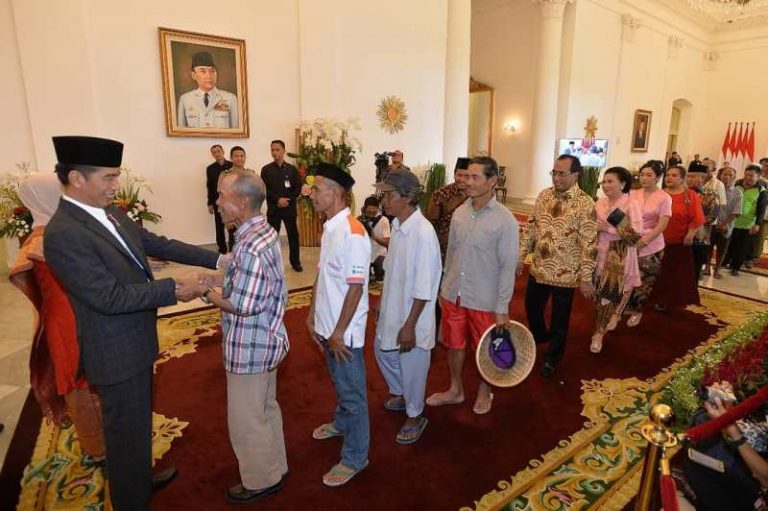 Bersendal Jepit Ujang Open House Di Istana Presiden