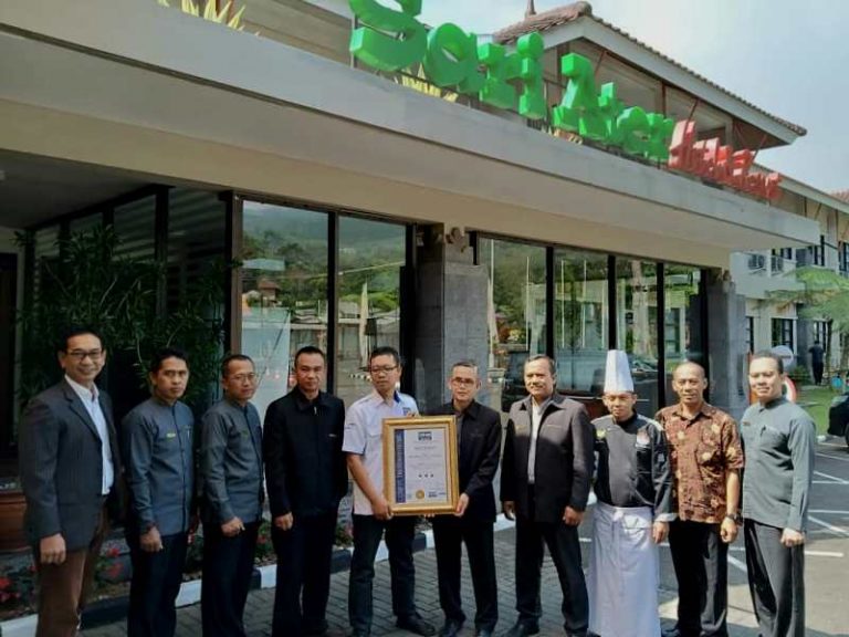 LSU Enhaii Serahkan Sertifikat Bintang 3 Kepada Sari Ater Hotel & Resort
