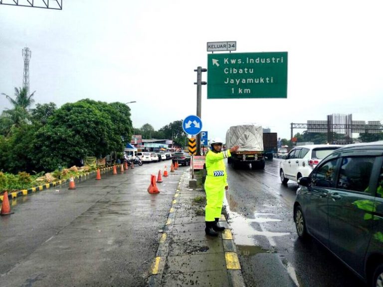 Akibat “One Way” Jakarta-Karawang Ditempuh Jam