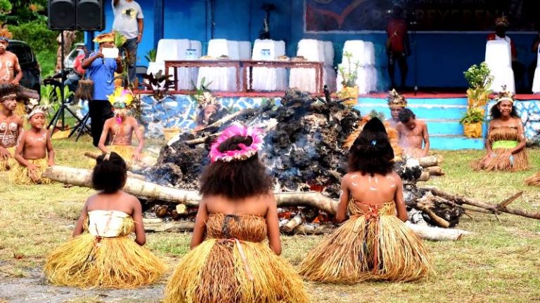 Seperti Debus, Di Festival Biak Orang Â Jalan Di Atas Bara Api