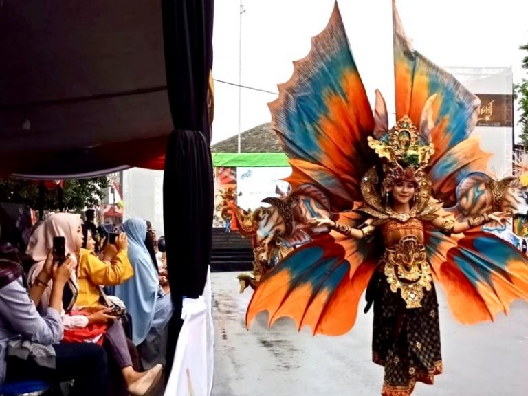 Kepiawaian Anak-anak Di Jember Fashion Carnival