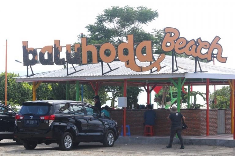 “Batuhoda” Destinasi Pantai di Danau Toba