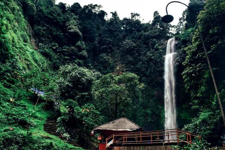 Nikmati Pesona Rainbow Fall Curug Cimahi