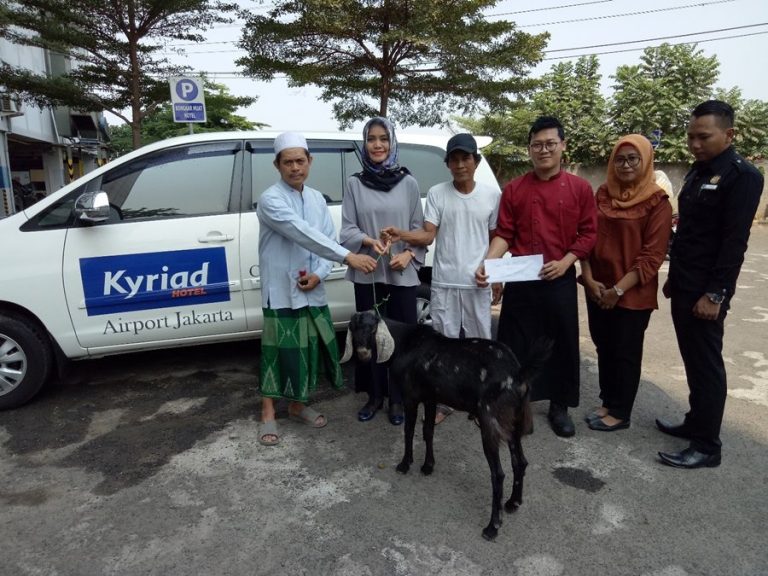 Kyriad Hotel Airport Jakarta Bagikan Hewan Kurban Idul Adha