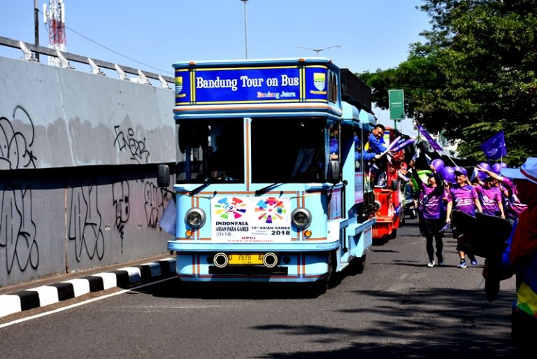 Singgah Di Gedung Sate,Api Obor Asian Games Berlanjut Ke Garut