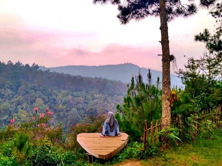 Ini Spot Foto  Hits Di Wana Wisata Pasir Ipis Lembang