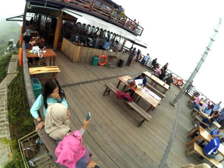 Singgah Di Glamping Lakeside Patenggang Seperti Naik Pinisi