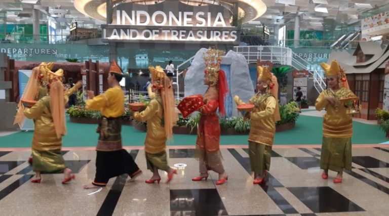 Tim Kesenian Indonesia Guncang Changi Airport