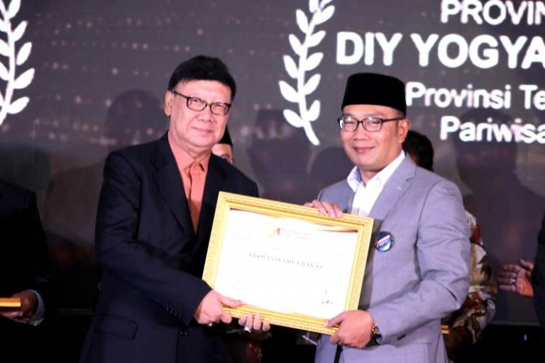 Ridwan Kamil : Penghargaan Ini Saya Dedikasikan Untuk Pak Aher dan Pak Deddy