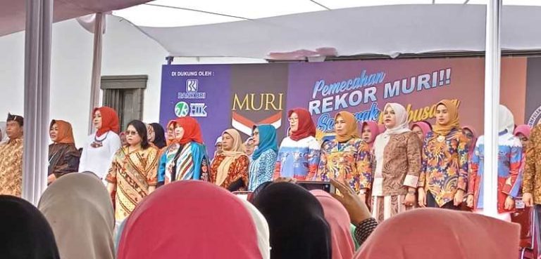 Begini Emak-emak Pecahkan Rekor Muri Semarak Berbusana Batik