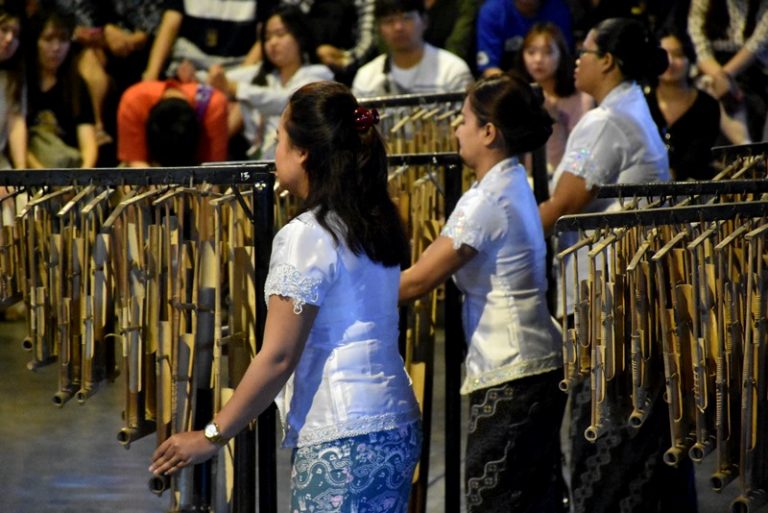 Begini Cara Masyarakat Kuningan Lestarikan Angklung