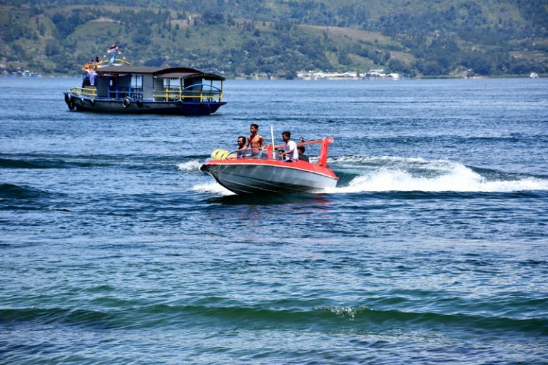 Ada Night Market Parapat Di Danau Toba