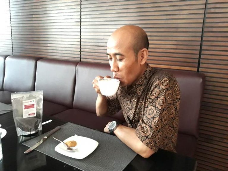 Menikmati Kopi Ala GM Mujono Muali