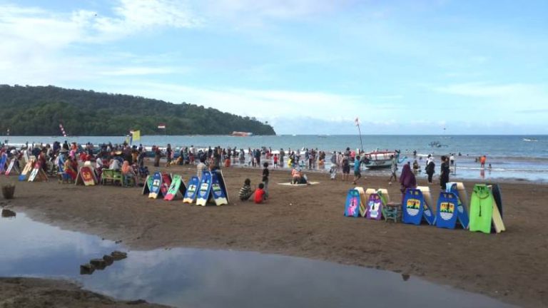 Pantai Pangandaran Cerah,Wisatawan Membludak