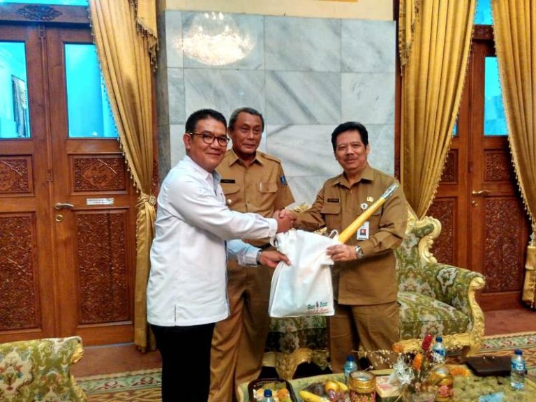 Sari Ater Serahkan Bantuan Untuk Korban Tsunami Selat Sunda