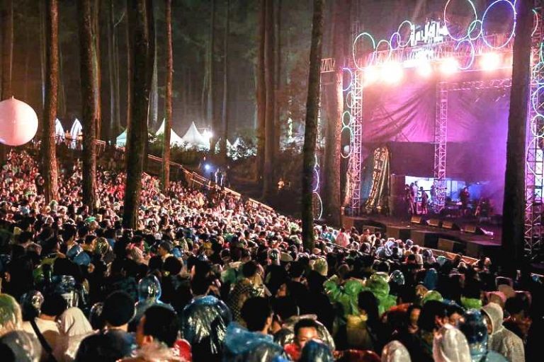 Begitu Besar Kerinduan Milenial Menikmati Konser Di Alam Terbuka