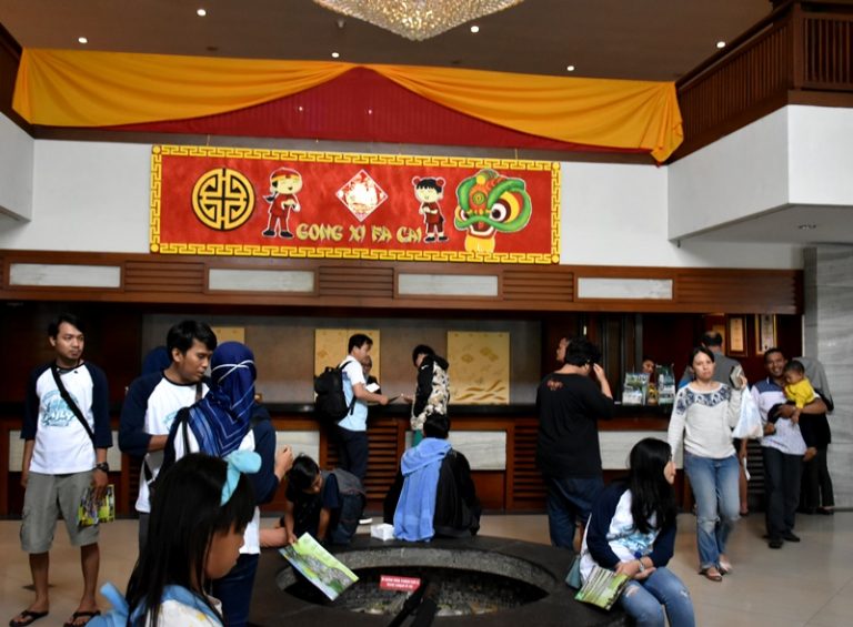 Barongsai Vs Sisingaan Meriahkan Perayaan Imlek Di Sari Ater