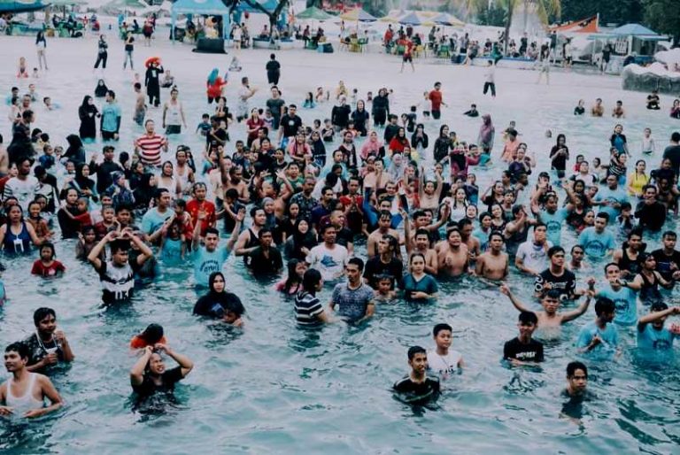 Punya Rambut Gimbal,Gratis Masuk SnowBay Waterpark TMII