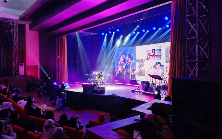 Konser “Merakit” Yura Yunita Berlangsung Meriah dan Menyentuh