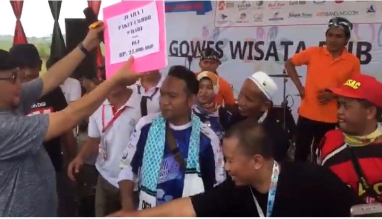 Video: Dapat Hadiah Umroh,Goweser Ini Nyaris Pingsan
