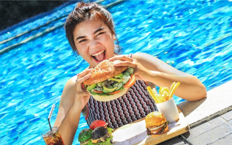 Makan Burger Semaunya dan Berenang Sepuasnya di Aston Bogor
