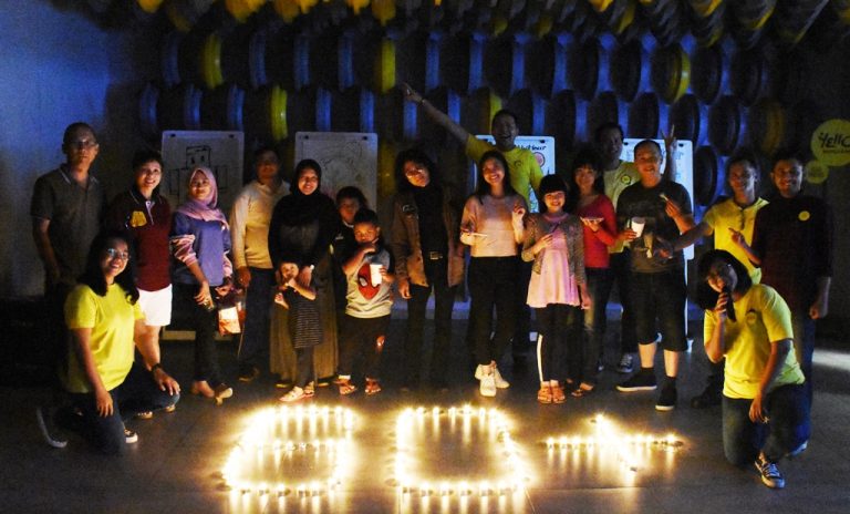 Peringati Earth Hour 2019, YELLO Hotel Paskal Sajikan Glow in the Dark Live Painting