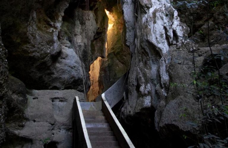 Menelusuri Fenomena Alam di Gua Batu Cermin Labuan Bajo