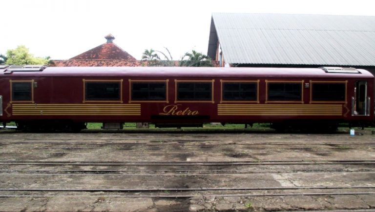 Menpar Menikmati Perjalanan Jakarta – Bandung dengan Kereta Wisata Retro