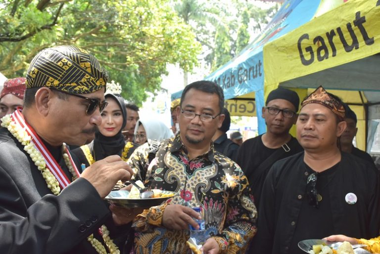 Menpar Arief Ketagihan Mencicipi Nasi Liwet Domba Garut