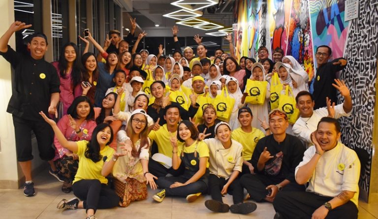 Rayakan Hari Jadi, YELLO Hotel Paskal Berbagi Keceriaan Bersama Anak Panti Asuhan