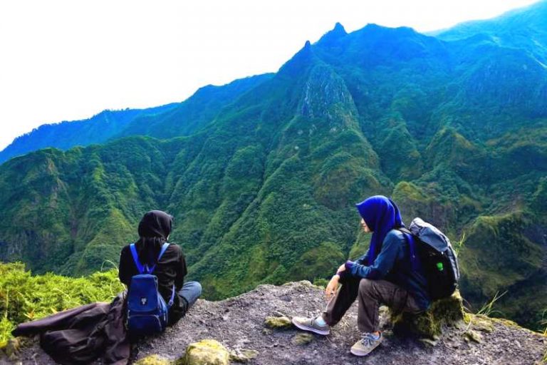 Ratusan Wisatawan Asing Terpesona Gunung Kelud