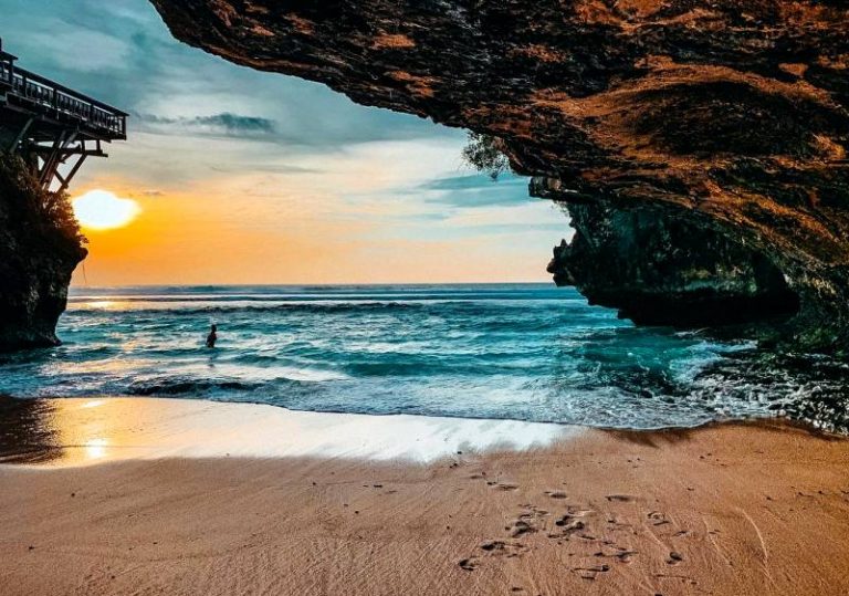 Menelusuri Pantai Suluban Bali Nan Indah