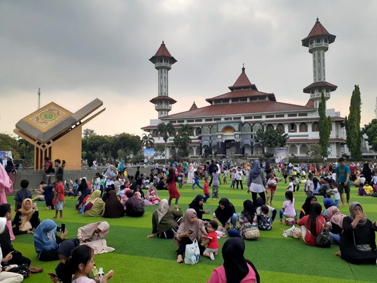 Ribuan Warga Cianjur Padati Lapangan Sintetis Alun-alun