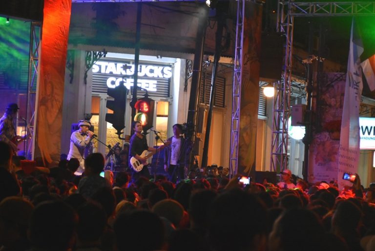 Musik Asia Afrika,Makin Malam Makin Seru