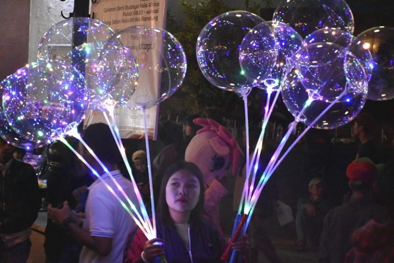 Penjual Balon Cahaya Ketiban Untung di Asia Afrika Festival