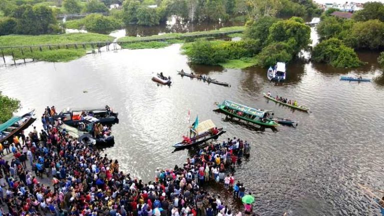 Lomba Balap Jukung Paling Ramai Di Festival Isen Mulang