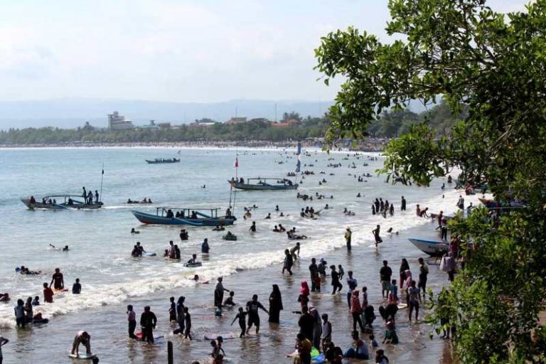 Pengunjung Pantai Pangandaran Melonjak Tanpa Terganggu Gempa