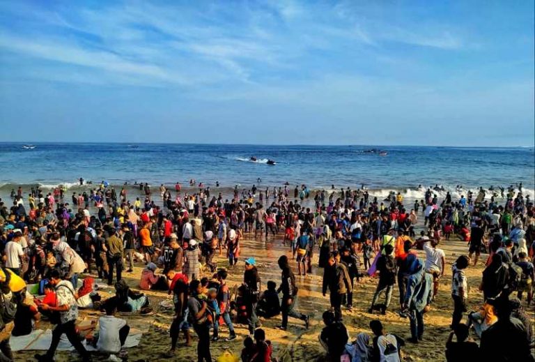 Pantai Santolo Dipadati Ribuan Pengunjung