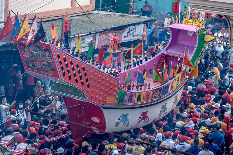 Datangkan Berkah, Festival Bakar Tongkang 2019 di Riau Diserbu Wisatawan