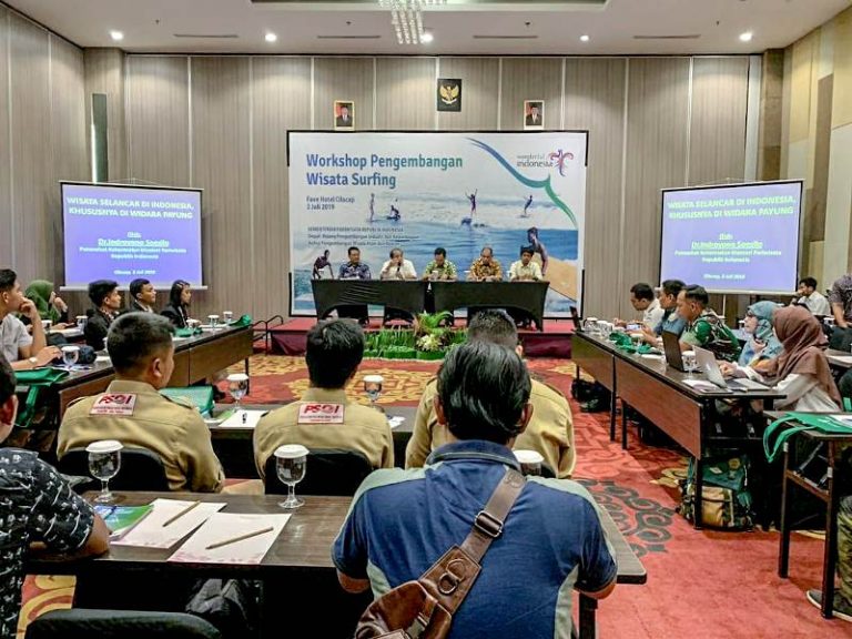 Kemenpar Kembangkan Potensi Wisata Selancar di Cilacap