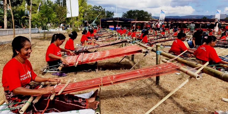 Festival Sandalwood 2019 Dibuka dengan Sajian Expo Tenun Ikat Sumba