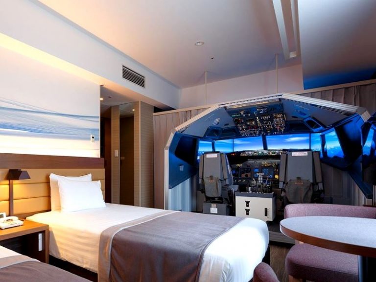 Begini Menginap Di Hotel Dengan Fasilitas Flight Simulator