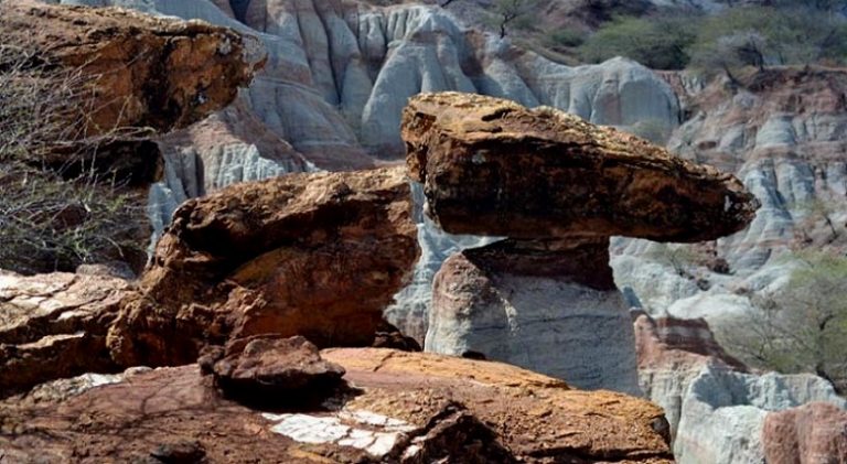 Warna-warni Keindahan Bukit Pelangi Kelabba Maja