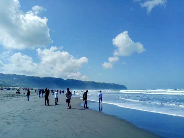Patahkan Mitos,Ramai-ramai Pakai Baju Hijau Di Pantai Parangtritis