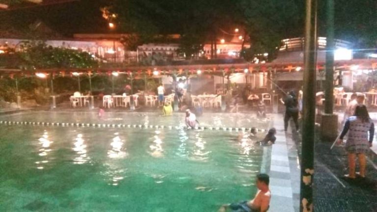 Pemandian Air Panas Sari Ater Tetap Ramai