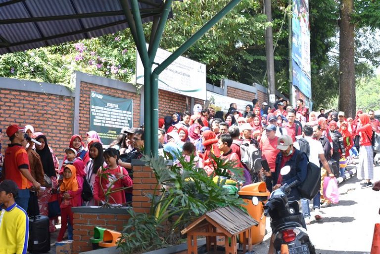 Tangkuban Perahu Ditutup, Ribuan Pengunjung Padati Sari Ater