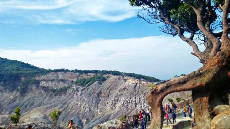 Gunung Tangkuban Perahu Kembali Normal,Turis Belum Boleh Mendekat